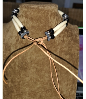 Collier en os et perles