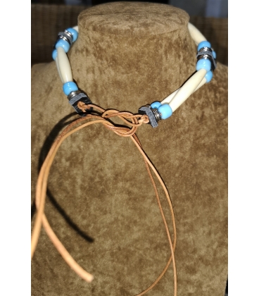 Collier en os et perles