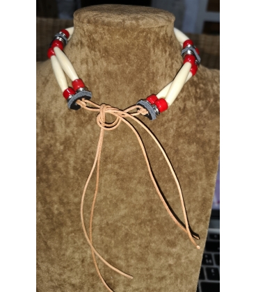 Collier en os et perles