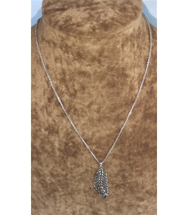 Collier fin avec pendentif plume