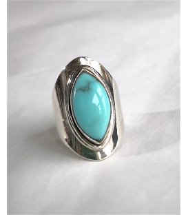 Bague avec turquoise ovale