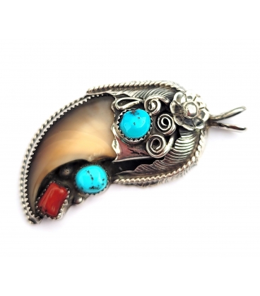 Pendentif en forme de griffe d'ours