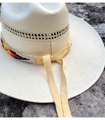 Tour de chapeau perlé sur cuir