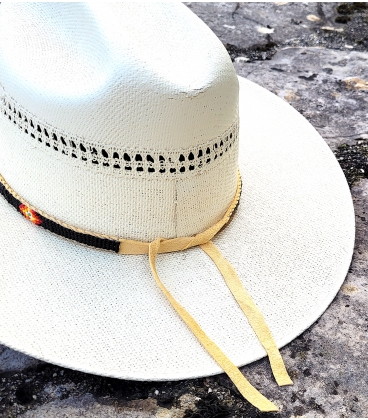 Tour de chapeau perlé sur cuir