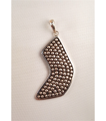 Pendentif en argent incrusté de petites boules